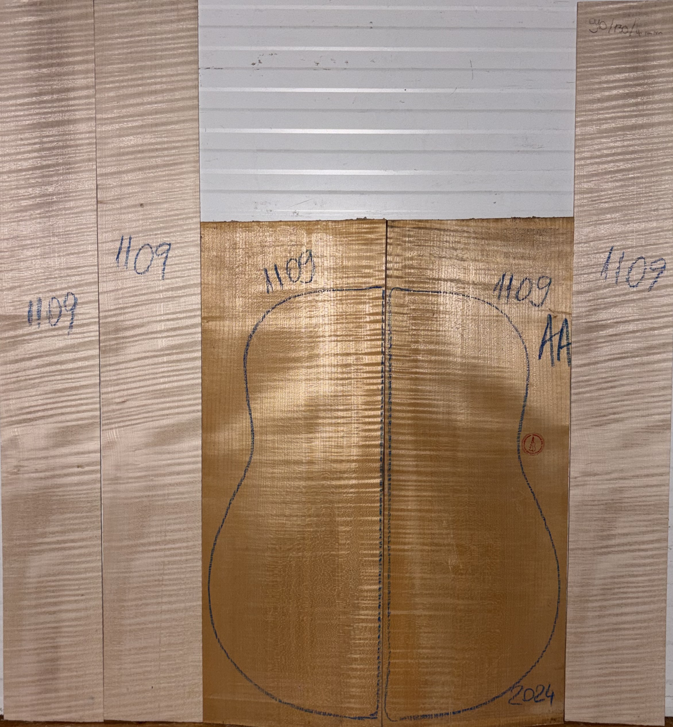 Guitar archtop No.1109 Back and Sides